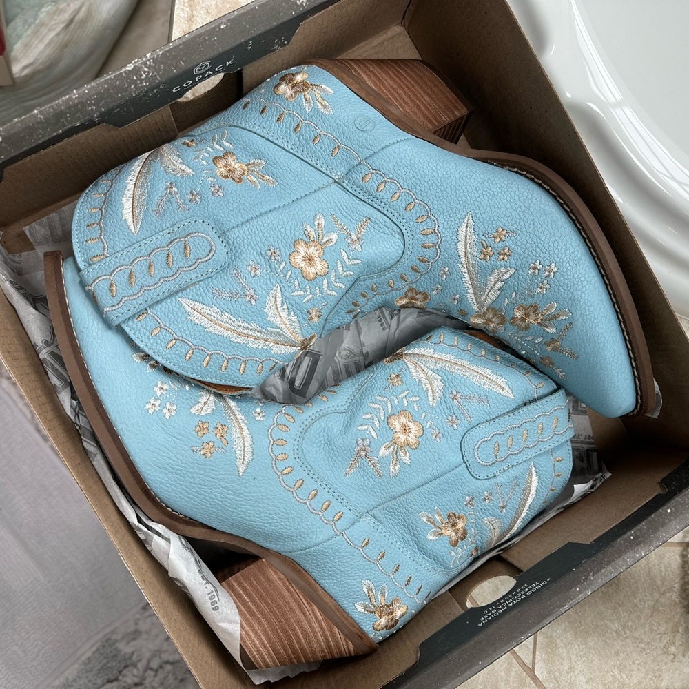 NWT Primrose Light Blue Booties By Dingo size 9.5